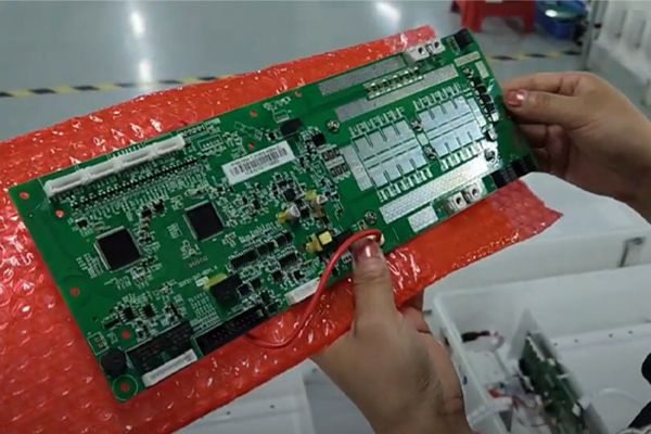 BMS (Battery Management System) in lithium solar battery